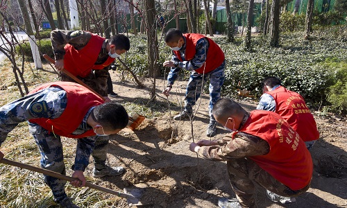 2023.03.12士官学院开展“植树添新绿”活动1.jpg
