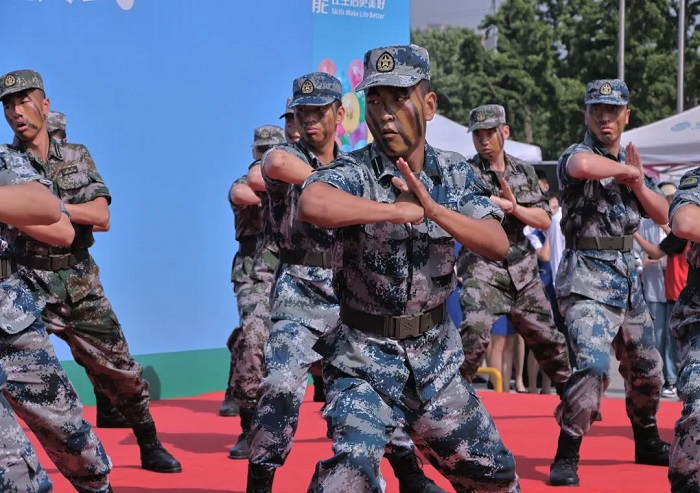 2023.05.14 展军事技能 树威武形象——士官学院在2023年全国职教活动周上展示军体拳2.png