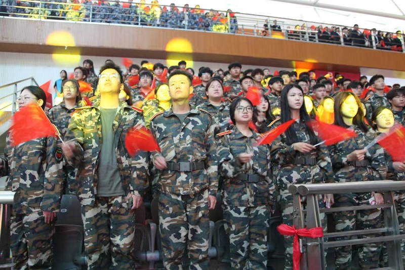 6 师生代表在主会场参加活动.jpg